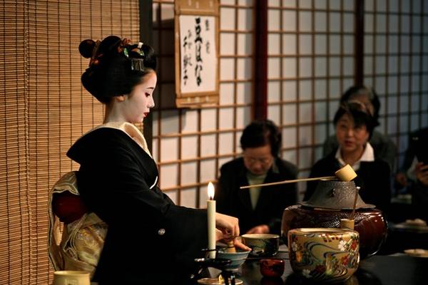 Tokyo có các buổi biểu diễn này vào dịp mùa xuân hoặc mùa thu, cùng tiệc trà thường niên ở đền Kitano Tenmangu vào ngày 25/2. Trong tiệc trà, các geisha và maiko sẽ phục vụ hơn 3.000 khách tới ngắm hoa mận. Họ cũng phục vụ bia vào mùa hè ở rạp hát Kamishichiken Kaburenjo. Gion Shinmonso Ryokan cũng có vườn bia geisha với các điệu múa truyền thống vào buổi tối. Ảnh: Mcisf.