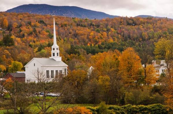 Stowe, Vermont Vermont được coi là nơi có khung cảnh mùa thu vàng đẹp nhất trên thế giới. Một chuyến du lịch tới thị trấn Stowe chắc chắn sẽ làm du khách tin vào điều đó. Thời điểm thích hợp nhất để tới đây là từ cuối tháng 10 tới trung tuần tháng 11.