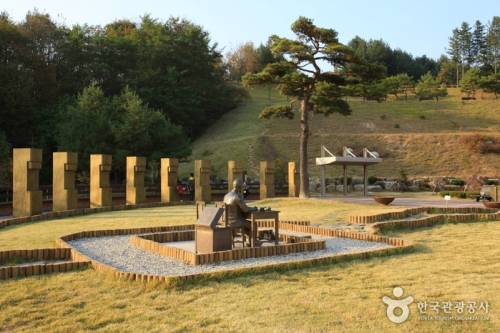 <strong>Khu tưởng niệm Lee Hyo-seok (1907-1942): </strong>là một tác giả nổi tiếng của Hàn Quốc, sinh ra tại Pyeongchang. Khu tưởng niệm này là nơi triển lãm các tác phẩm của tiểu thuyết gia Lee Hyo-seok, bao gồm nhiều bản thảo chép tay. Không chỉ là điểm để bạn tìm hiểu sâu về văn học, khu vực này còn có phong cảnh đẹp cho du khách thưởng ngoạn. Ảnh: visitkorea.