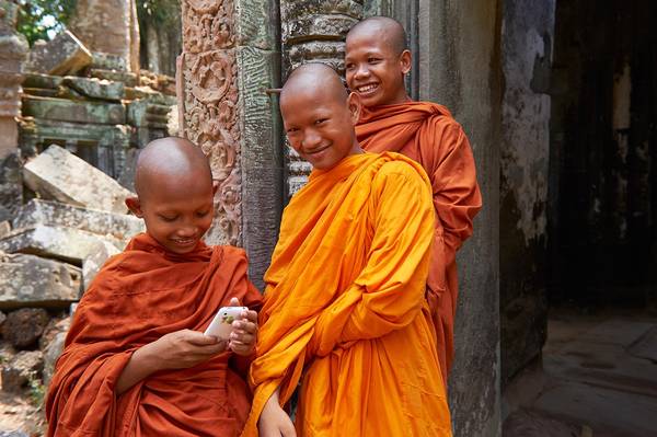 Những nhà sư đang vui vẻ nghịch điện thoại trong quần thể đền Angkor.