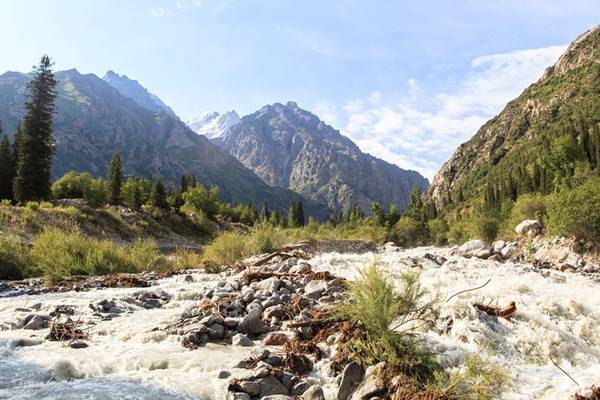 Ala-Archa với những rặng núi tuyết bao bọc xung quanh, những dòng chảy mạnh từ những con thác lớn là địa điểm thu hút khách du lịch hàng đầu tới Bishkek, Kyrgykistan để tham gia loại hình trekking, leo núi.