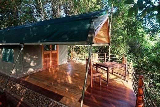 Đặc điểm chung của những phòng nghỉ ở đây là đều có thiết kế đơn giản bằng gỗ, tre, nứa, mang đến cảm giác sống cùng thiên nhiên rõ rệt cho khách tham quan. (Nguồn: Internet)
