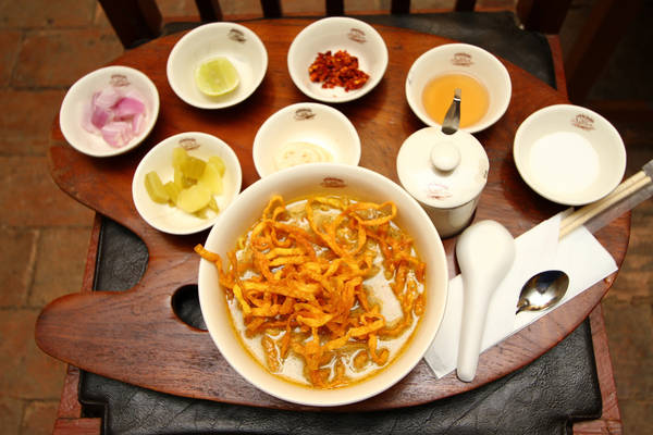 Món Khao Soi ăn kèm với nhiều loại gia vị lạ miệng. Ảnh: misstamchiak.com