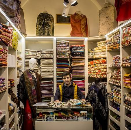 Năm 2014, Grand Bazaar là điểm đến đông khách nhất thế giới, với hơn 91,25 triệu lượt khách trong năm. Nếu bạn thích lụa hay vải cashmere, hãy ghé qua gian hàng của Burak Erdogan. Ảnh: Gettyimages.