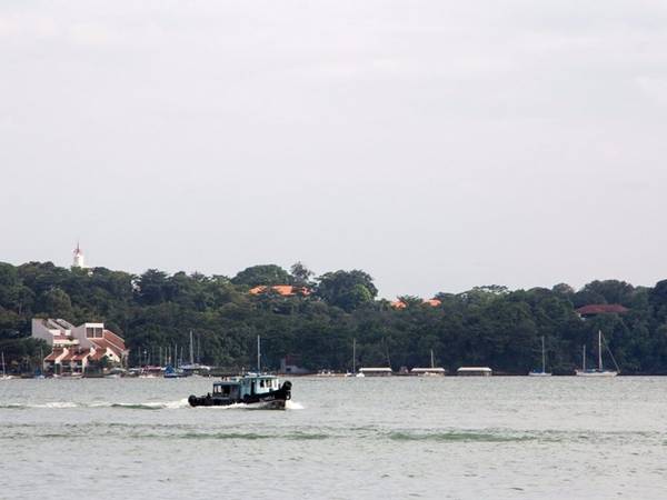 Đi thuyền từ Changi Village đến ốc đảo xinh đẹp Pulau Ubin, nơi có những con đường hoang sơ để đạp xe hay những vùng biển lý tưởng để chèo thuyền.