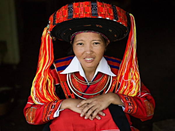 Phụ nữ dân tộc Pà Thẻn trong trang phục truyền thống - Ảnh: Réhahn