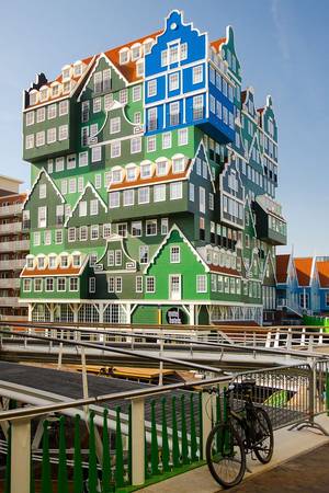 Nhà nghỉ Zaan tại Hà Lan được thiết kế theo mô hình của những ngôi nhà chồng lên nhau với màu sắc sặc sỡ và vô cùng thu hút.