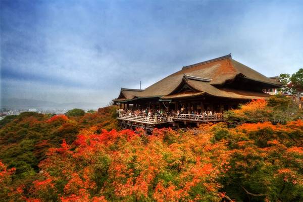 Tinh thần gìn giữ truyền thống: Động đất, sóng thần, núi lửa... xuất hiện liên tục trong suốt lịch sử Nhật Bản. Các thảm họa này không chỉ khiến hàng nghìn người thiệt mạng, mà còn làm sụp đổ những kiến trúc cổ như đền miếu, lâu đài. Trong khi ở nhiều quốc gia khác, các công trình này sẽ bị bỏ hoang thì ở Nhật, nhiều đền chùa cổ đã được xây dựng lại sau khi bị phá hủy để thế hệ sau có thể chiêm ngưỡng, thán phục. Ảnh: Japanphototrip.