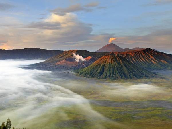 Núi lửa Bromo, Tây Java, Indonesia: Đỉnh Bromo có lẽ là núi lửa nổi tiếng nhất ở công viên quốc gia Bromo Tengger Semeru, với cảnh bình minh ngoạn mục.