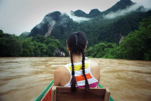 Dừng chân ở Vang Vieng, du khách có thể nghỉ ngơi trong những căn lều cỏ dựng ngay trên mặt nước, thong dong thả mình trên những chiếc phao để tận hưởng không khí trong lành, hoặc chèo kayak thư giãn và ngắm cảnh trời mây sông nước… Ảnh: EvE