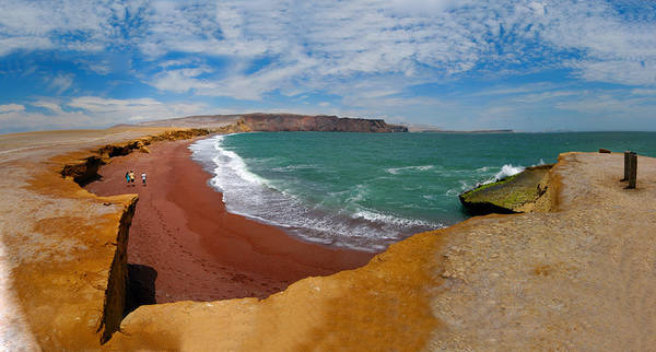Du lich Peru - Có một bãi biển cát màu đỏ hiếm có tại Khu dự trữ Quốc gia Paracas, mà cần phải nhìn tận mắt mới tin đó là sự thật.