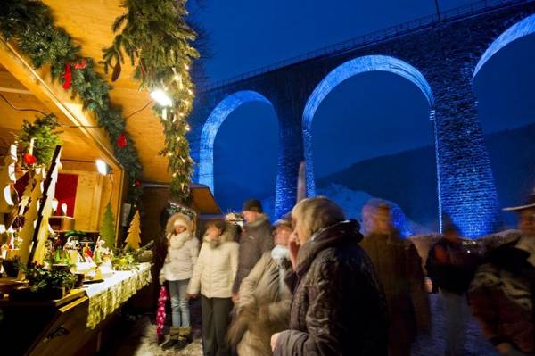 Du khách tham quan một gian hàng ở chợ Noel dưới cầu cạn Ravenna - Ảnh: upperrhinevalley