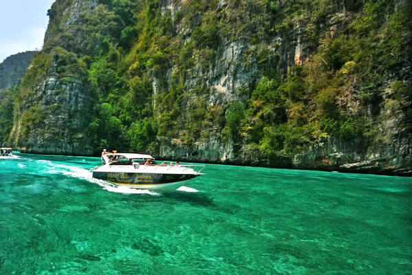 Ngồi trong những chiếc thuyền hay ca nô lướt êm êm trên mặt biển, hít thở bầu không khí trong lành của Krabi sẽ là một trải nghiệm khiến bạn không thể nào quên. Ảnh: Krabi-hotels