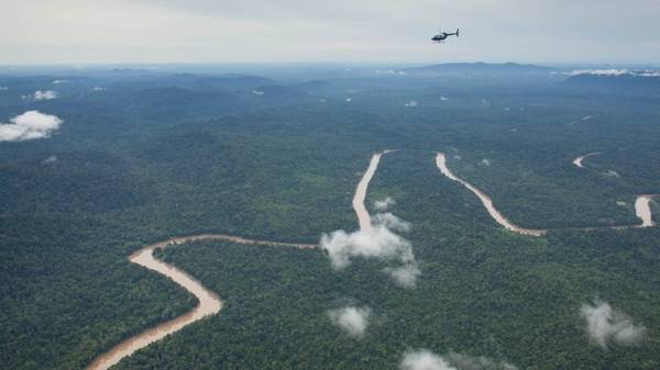 Borneo (khu vực thuộc Malaysia): Ker & Downey sẽ chuyên chở du khách bằng trực thăng tới vùng hẻo lánh nhất của hòn đảo nhiệt đới hoang dã này. Chuyến đi dài 8 ngày sẽ cho du khách cơ hội tới thăm thung lũng Danum, sông Kinabatangan và tiếp xúc với các bộ tộc Dayak.