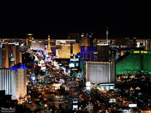 Nếu bạn muốn nhìn Las Vegas với tất cả những ánh đèn chói lọi, đừng dừng lại ở Tháp Stratosphere mà hãy tìm đến Phòng Foundation trên đỉnh những toà tháp Mandalay Bay. Tuy nhiên bạn cần phải gọi và đặt trước.