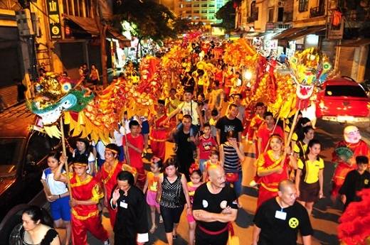 Lễ hội rước đèn đầy sắc màu và tràn ngập niềm vui ở Việt Nam.