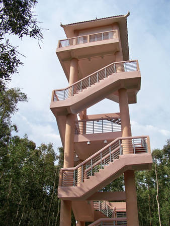 Tháp quan sát được xây trong rừng tràm có chiều cao 38 mét. Đây cũng là những chòi canh đề phòng cháy rừng, hoặc nhanh chóng định hướng khu vực cháy cho các nhân viên bảo vệ.