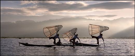  Những người dân chài với chiếc váy quấn Longiy truyền thống, chèo thuyền bằng một chân như nghệ sĩ giữa mênh mông sóng nước hồ Inle. (Nguồn: Internet)