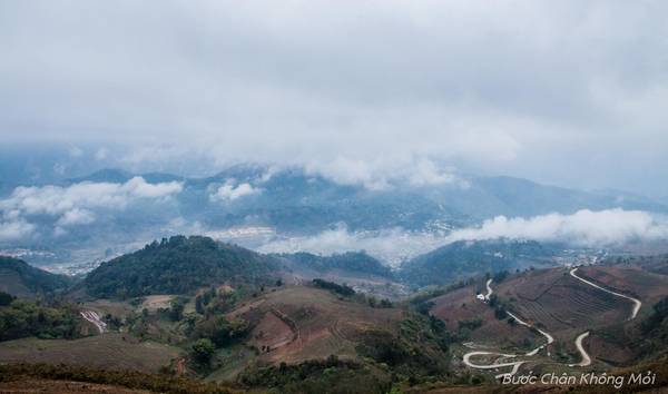 Trên đường lên Tà Xùa, ta có thể ngắm được toàn cảnh thị trấn Bắc Yên ẩn hiện trong những đám mây lơ lửng vắt qua núi.