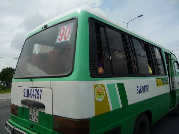 Xe buýt số 90 đi từ phà Bình Khánh vào trung tâm thị trấn Cần Thạnh.