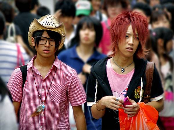 Du lich Tokyo - Các chàng trai Nhật Bản rất "kết" để tóc dài