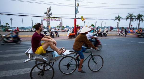 Xe đạp lôi - một phương tiện du lịch độc đáo ở Châu Đốc. Ảnh: buffalotours.com