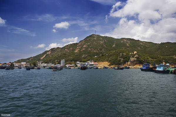 Khu vực cảng cá, nơi tập trung nhiều thuyền bè neo đậu nhất ở Bình Ba..