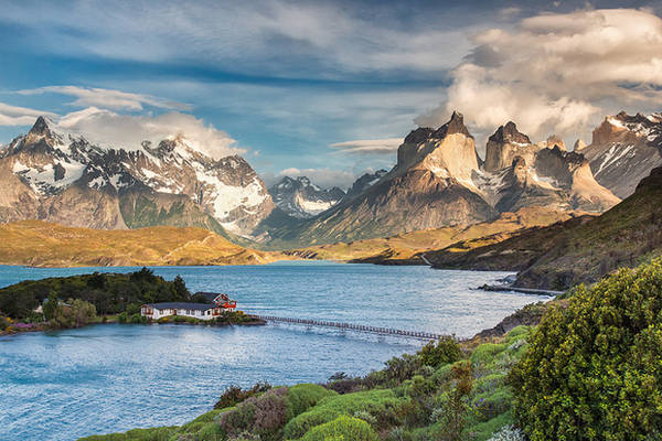 Patagonia, Argentina Nếu bạn thích cái nắng mùa đông, hãy ghé thăm khu vực đẹp nhất của Nam Mỹ, Patagonia. Nằm giữa Argentina và Chile, bên cạnh dãy núi Andes, Patagonia là nhà của hai vườn quốc gia rộng lớn (Los Glaciares và Torres Del Paine) và số lượng lớn động vật hoang dã. Thời tiết ấm áp cuối năm hoàn toàn phù hợp cho các hoạt động như đi bộ đường dài, cắm trại, chèo thuyền kayak, cưỡi ngựa, đi xe đạp và ngắm cảnh.