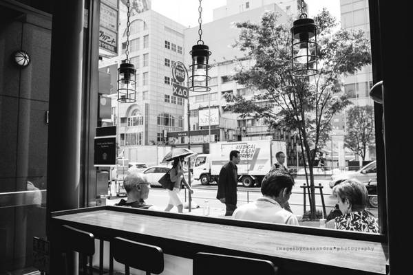 1h30 chiều: Tìm một quán cà phê xinh xắn và ngồi bên cửa sổ, nhìn ngắm dòng người qua lại là một trải nghiệm vô cùng thú vị. Ảnh: Cassandra O'Leary