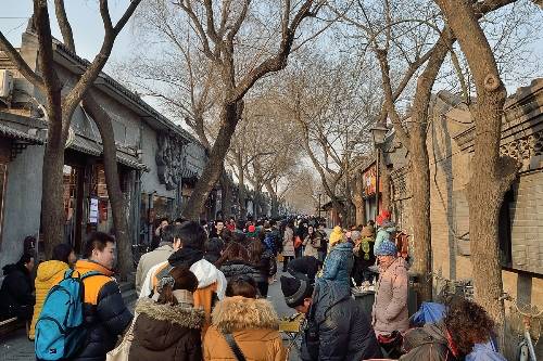 Nanluoguxiang là một trong những khu phố du lịch sầm uất tại Bắc Kinh với nhiều các quán bar, cà phê, đồ ăn vặt cũng như quà lưu niệm. Ảnh: beijingrelocation