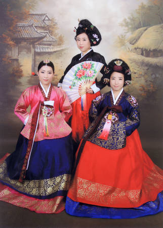 Tại Insadong có vô số các cửa hiệu may quần áo truyền thống Hanbok và bạn có thể ghé vào một studio bất kì để chụp vài tấm ảnh lưu niệm. Ảnh: Sweetandtastytv.com
