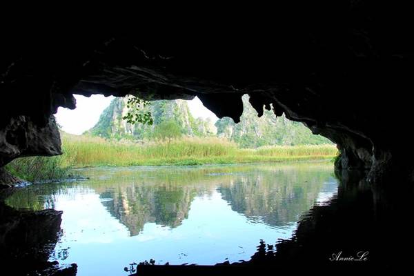 Đầm có rất nhiều hang động đẹp, nhiều hang được đưa vào khai thác du lịch như hang Cá, hang Rùa… Tuy nhiên, vào mùa mưa, có một số hang không thể tham quan do nước dâng cao.