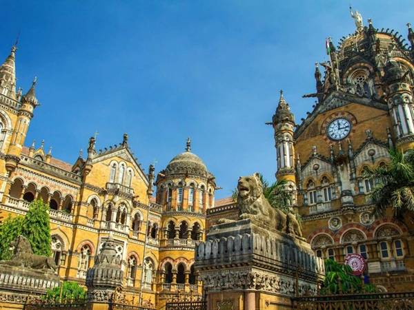 Nhà ga cổ kính Chhatrapati Shivaji Terminus ở Mumbai là sự pha trộn của phong cách Victorian Gothic và kiến trúc Ấn Độ. Ban đầu nhà ga có tên là Victoria Terminus Station, được xây dựng năm 1878 và là nơi giao thương buôn bán tấp nập.