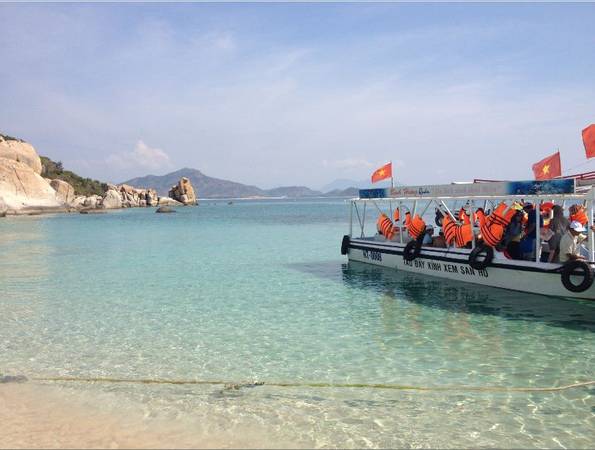 Du khách có thể thuê những chiếc thuyền đáy kính đi dạo biển ngắm san hô. Ảnh: vntour.com