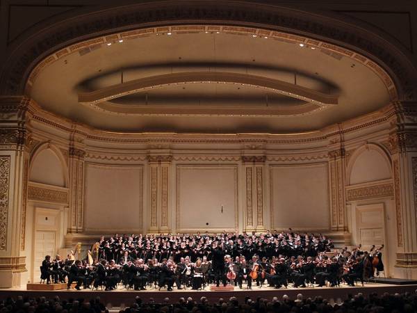 Nghe hòa nhạc ở tòa nhà Carnegie: Đây là nơi biểu diễn của những dàn nhạc giao hưởng và ca sĩ hàng đầu thế giới. Du khách sẽ được trải nghiệm không khí thanh lịch, trang nhã của thế giới âm nhạc giữa lòng New York hiện đại, nhộn nhịp.
