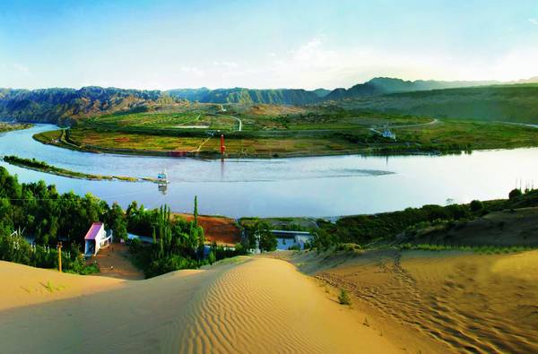 Sa mạc Shapotou: Sa mạc Shapotou nằm ở khu tự trị Ninh Hạ. Mỗi năm, hàng nghìn lượt du khách đến đây để chiêm ngưỡng, cảm nhận cái nóng trên những đụn cát cao trên 100m và lắng nghe những âm thanh trầm bổng của những cơn gió thổi qua các đụn cát. Ảnh: Globeimages.net