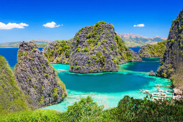 Du lich Philippines - Bạn sẽ được trông thấy màu xanh là cây của những rặng núi đá, hóa quyện với màu xanh dương của nước biển, và bạn sẽ không thể tin được rằng khung cảnh tuyệt vời này lại có ngoài đời thực.