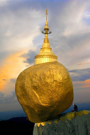 Chùa Kyaiktiyo (còn gọi là Golden Rock, chùa Đá Vàng), thị trấn Kyaiktiyo, Mon state, Myanmar.