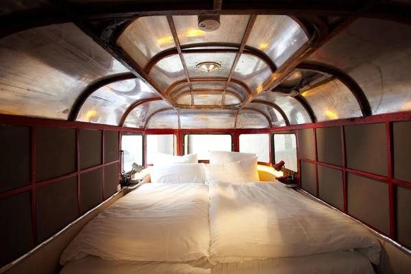 Khách sạn với chủ đề chính về những xe Caravan cũ được "phù phép" trở thành những phòng ngủ vô cùng đẹp mắt.