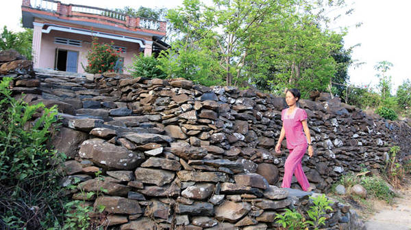 Du lịch Phú Yên - Gờ tường và đường dẫn lên nhà bà Võ Thị Lam ở làng Phú Hạnh