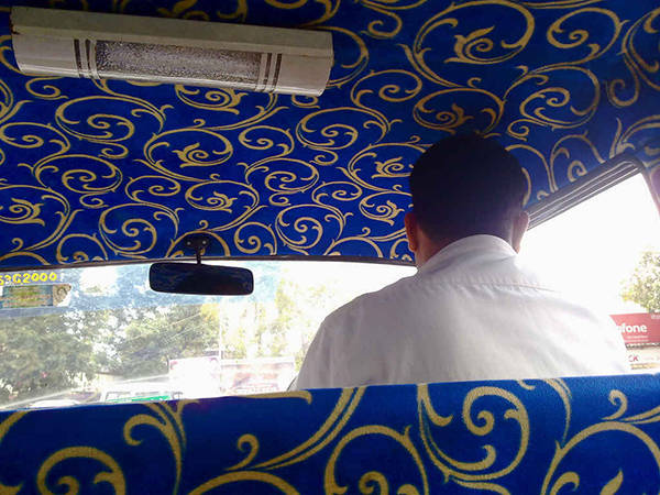 Vải bọc nội thất bên trong xe taxi ở Ấn Độ thường là những vải có hoạ tiết rực rỡ. 