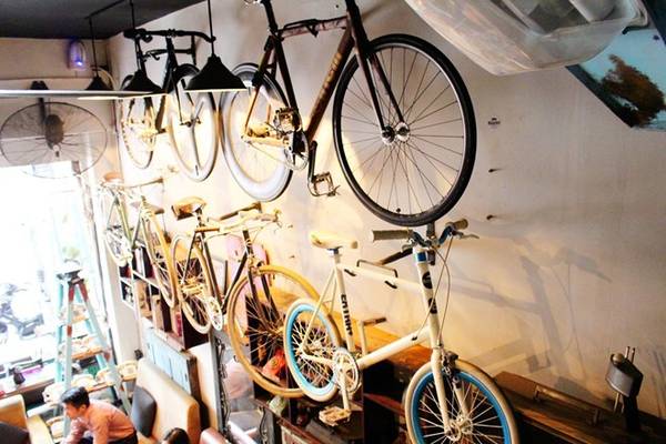 3. Heritage Coffee & Clothes (Pasteur, phường Nguyễn Thái Bình, quận 1) là điểm đến yêu thích của những ai yêu thích bộ môn xe đạp không phanh. Ngoài trưng bày xe đạp, nơi đây còn có rất nhiều điện thoại và máy đánh chữ thời xưa. Món nước được yêu thích nhất ở đây là cà phê trứng.