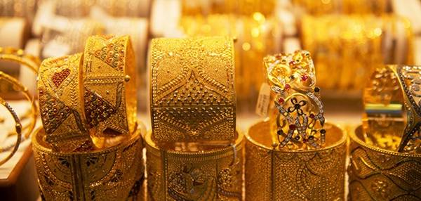 Chính quyền Dubai giám sát chặt chẽ chất lượng vàng được bán ở các cửa hàng trong chợ, do đó du khách không phải lo chuyện hàng giả. Tuy nhiên, điều này không áp dụng với những người bán rong, do đó tốt nhất bạn nên thận trọng. Ảnh: Fourseasons.