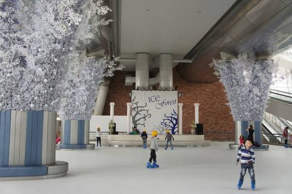 Trẻ em chơi trượt băng ở Ice Forest trong thời gian chờ lên máy bay tại sân bay quốc tế Incheon ở Seoul, Hàn Quốc - Ảnh: jonpangskoreanadventure