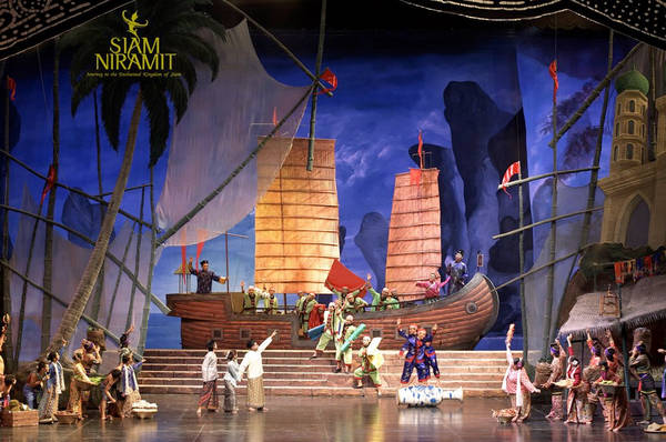 Siam Niramit là chương trình trình diễn sân khấu nổi tiếng tái hiện lại lịch sử Thái Lan. 