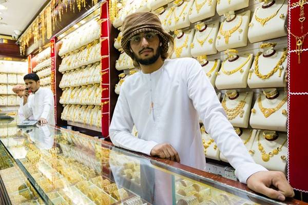 Chính quyền Dubai giám sát chặt chẽ chất lượng vàng được bán ở các cửa hàng trong chợ, do đó du khách không phải lo chuyện hàng giả. Vì Dubai không đánh thuế nhập khẩu nên thường thì giá các món trang sức ở đây sẽ rẻ hơn khoảng 20% mức giá trung bình trên thế giới. 