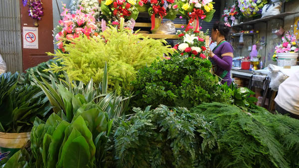 Ngoài hoa, chợ còn là nơi bạn tìm thấy các loại rau củ quả, cây xanh hay trầu cau. Một số cửa hàng cung cấp luôn phụ kiện đi kèm như nến, giấy gói... Ảnh: trip thailand