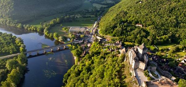 Dordogne, Pháp: Thật dễ để phải lòng vùng Dordogne với những lâu đài lộng lẫy và các ngôi làng từ thời trung cổ. Nhịp sống chậm nơi đây sẽ đem lại cho du khách cảm giác bình yên, dù là đi thuyền dọc sông, ngắm cảnh từ khí cầu hay thưởng thức bữa trưa ở quảng trường đầy nắng. Ngay cả việc lái xe ở đây cũng rất thú vị, với con đường xuyên qua miền đồng quê xanh tươi, tĩnh lặng.