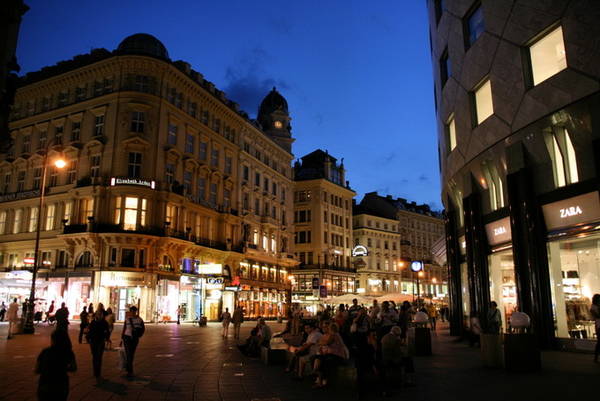 Khi đêm xuống, du khách đổ về công viên Stephansplatz và đường Graben ở thủ đô Vienna, Áo