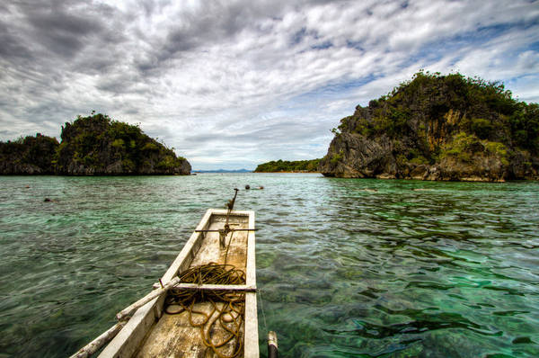 Du lich Philippines - Bạn có thể ngồi trên những chiếc thuyền nhỏ và đi dạo quanh những hòn đảo xinh đẹp.